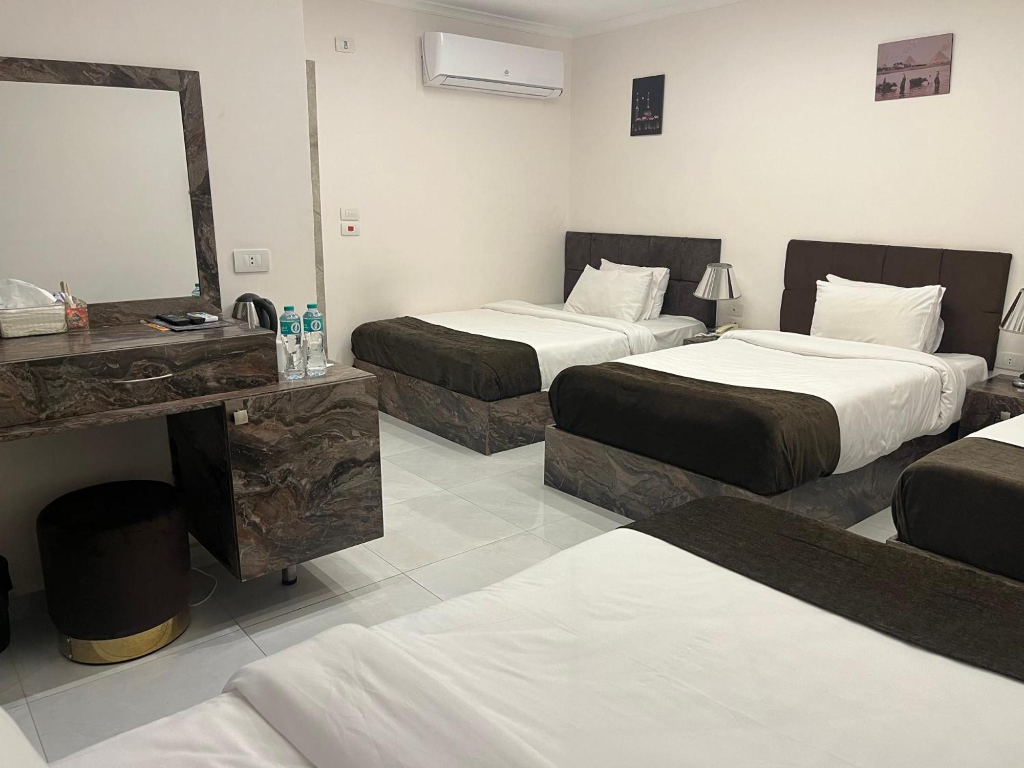 Kafret el-Gabal Shadow Pyramids Suites And Jacuzzi מראה חיצוני תמונה
